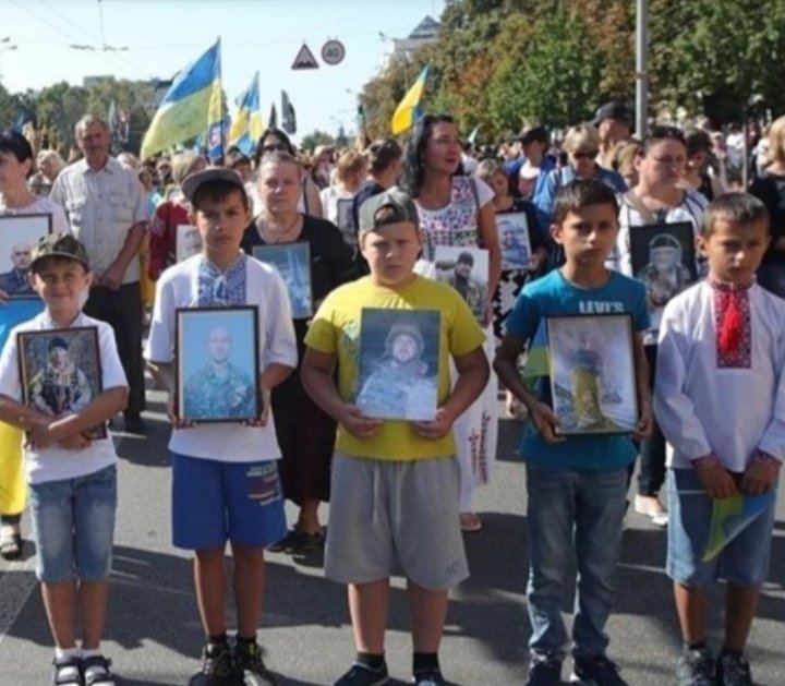 ODenysova's tweet photo. Так а шо там Парад Бадоєв? Як діла? Тіна Кароль вже з даху злізла? Плаття по дорозі не замазала? Переживаю 😂

З поганого: вони знищують сенси, і, схоже, що навмисно. З хорошого: сьогодні вперше з тих пір ожив Майдан. Зі святом нас усіх. https://t.co/5ok3nieYww