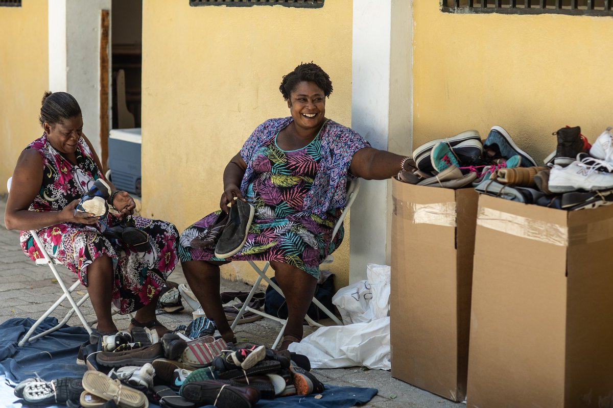 Getting ready to swap out the items in your closet with your fall wardrobe? Ship your unwanted shoes and clothing for FREE! Donate now: zapposforgood.org/give/s4s