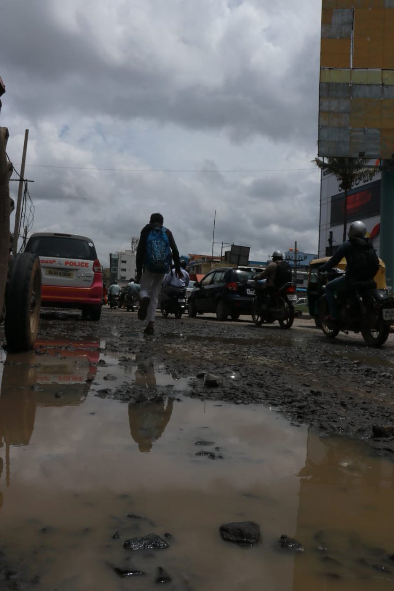 We'll see better roads within 10 days in Bannerghata Road as a result of the inspection that we conducted of JD Mara Junction, along with #BBMP, #BMRCL &amp; #BWSSB chiefs &amp; MLA <a href="/msrbommanahalli/">M Satish Reddy ( Modi ka Pariwar)</a>

Metro to begin road repairs today after a survey while BWSSB will fix the drain line