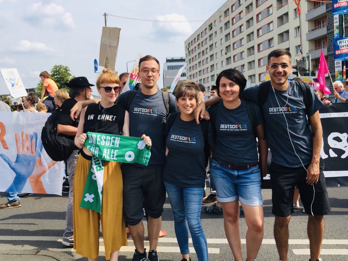 DeutschPlus's tweet photo. #DeutschPlus Dreamteam rockt @Unteilbar_ #Dresden @ArioMirzaie 👇🏽❤️✊🏾
Kein Fußbreit den Nazis!
Solidarität statt Rassismus!
Unsere gemeinsamen Kämpfe sind #Unteilbar!
@Armagedonien @DilmaghaniF https://t.co/MRi7g7OgWv
