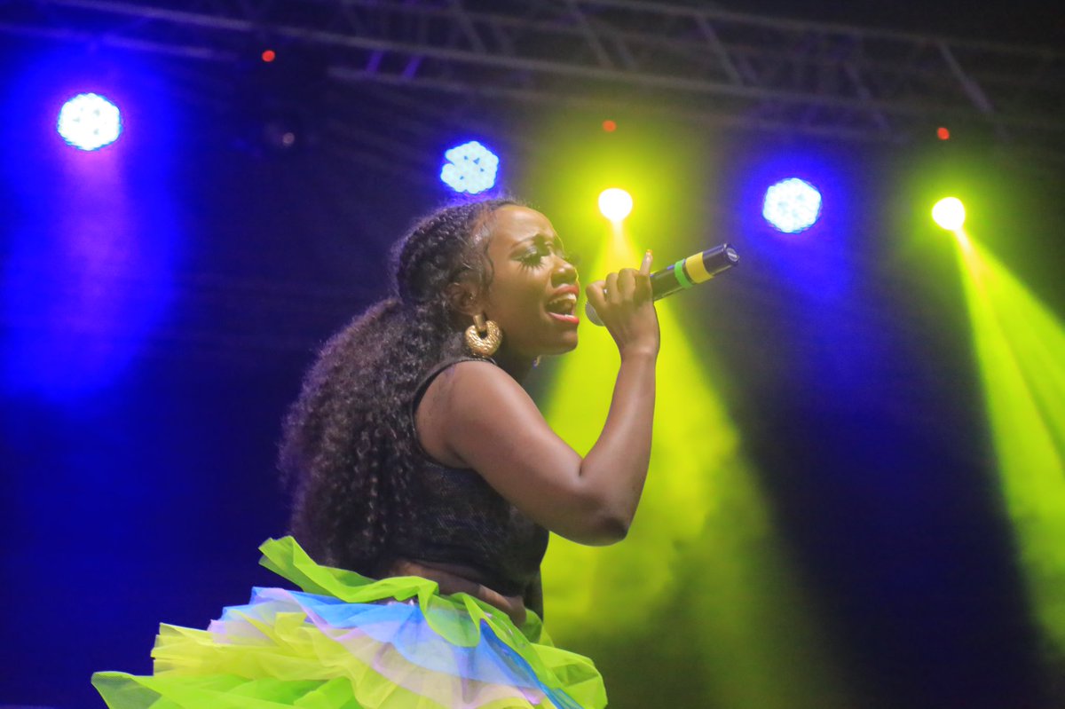 LydiahJazmine's tweet photo. Pouring Out My Heart On Stage..It’s Called PASSION 💚🖤💙 #belljams #EbintuByange MBARARA I’m With You TONIGHT 🔥👐🏾✍🏾 https://t.co/XD9BgGO2rK