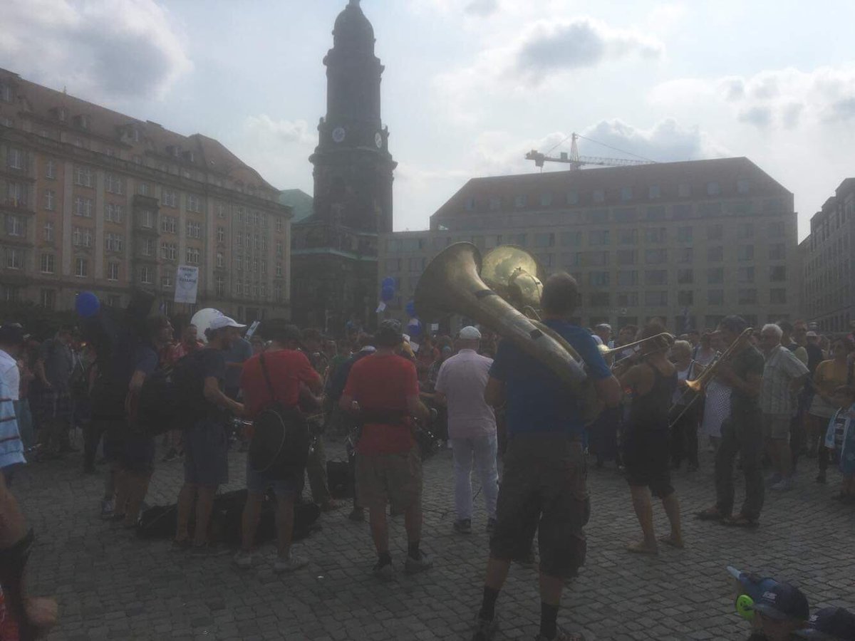 dju in ver.di (@djuverdi) on Twitter photo Wir sind #unteilbar und wir sind viele, die für #solidarität, #Demokratie und #grundrechte in #Dresden auf der Straße sind. Denn #wirliebenjournalismus und #Pressefreiheit Wir sind #unteilbar und wir sind viele, die für #solidarität, #Demokratie und #grundrechte in #Dresden auf der Straße sind. Denn #wirliebenjournalismus und #Pressefreiheit