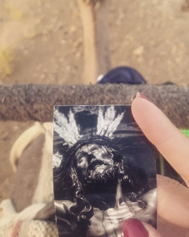 HdadCachorro's tweet photo. ⚫#Cachorristas: Nuestra Hermana Beatriz quiere compartir esta fotografía con nosotros. Una estampa del Santísimo Cristo de la Expiración en mitad del desierto de #Zagora. Que #ElCachorro siempre te guarde. #Cachorro19 https://t.co/ZUU1s8O5pU