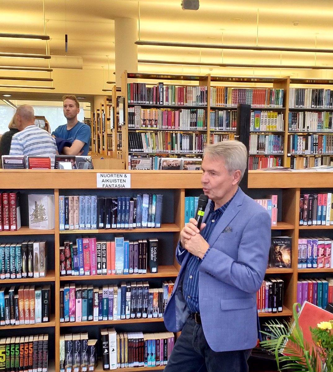 Ulkoministeri Pekka <a href="/Haavisto/">Pekka Haavisto</a> <a href="/Ulkoministerio/">MFA Finland 🇫🇮</a> keskusteli #kirjastokiertue <a href="/HyvinkaaCity/">Hyvinkään kaupunki</a> kaupunginkirjastossa runsaan hyvinkääläisyleisön kanssa koulutuksesta, sukupolvien välisestä solidaarisuudesta, Brexitistä.