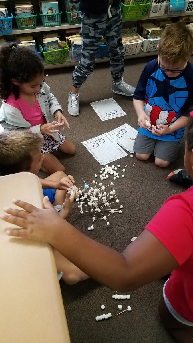 3rdCrimBGCS's tweet photo. 3rd graders working together! @Zeb_Kellough @francis_scruci https://t.co/d71jYXhqCP