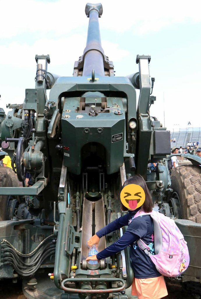 NRT0324's tweet photo. FH-70にポカリ弾をセットする愛娘

#総火演　#富士総合火力演習 https://t.co/i5WHZRHkYe