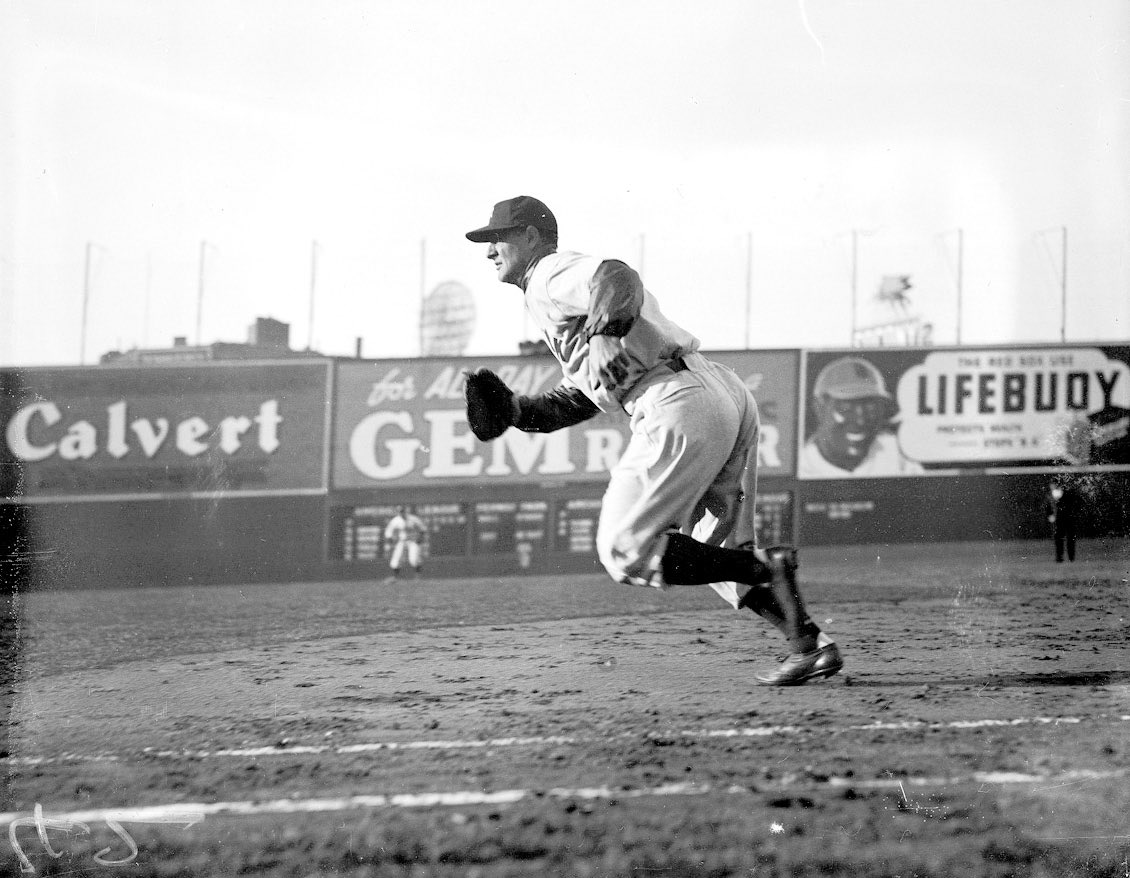 BaseballHistoryNut on Twitter "Amazing shot of Lou Gehrig fielding his