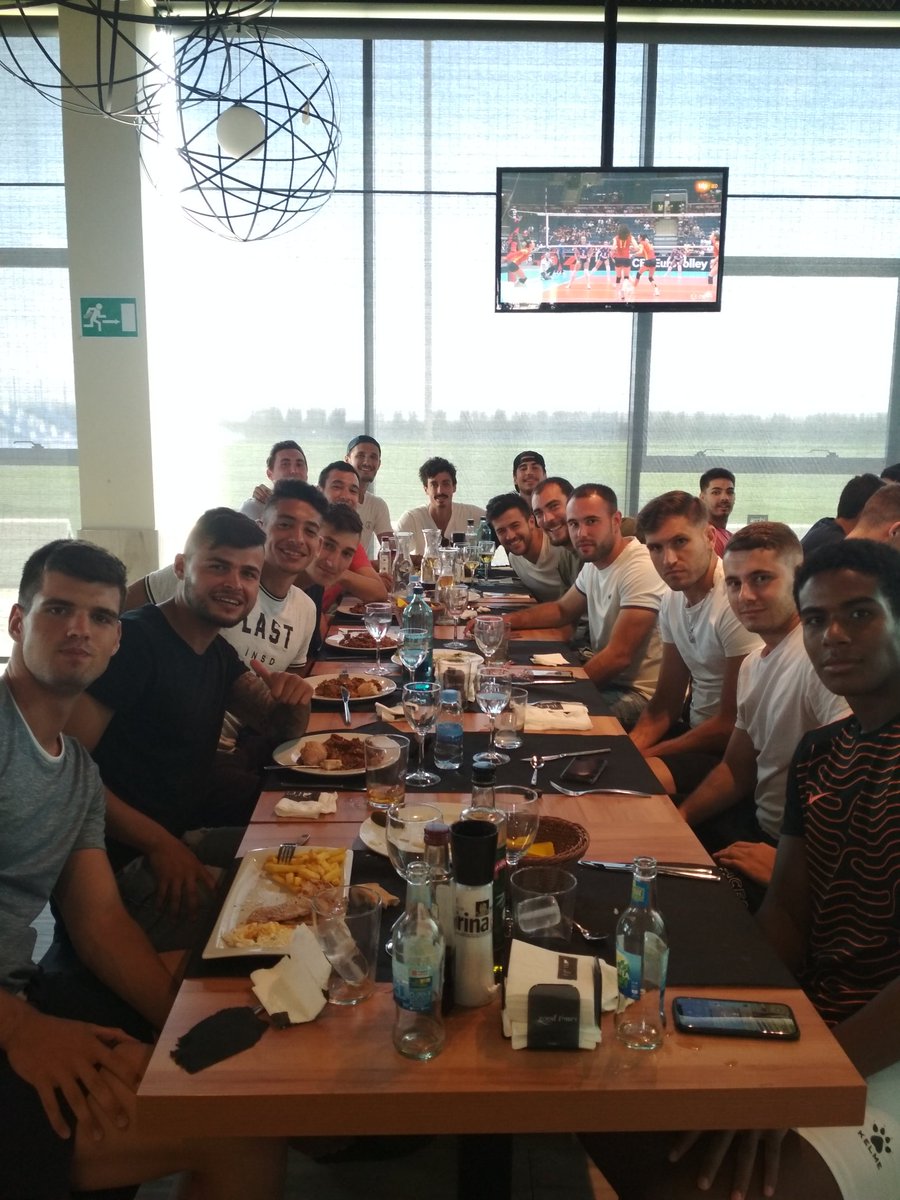 racingmurciafc's tweet photo. 📷HACIENDO UNION DE EQUIPO DE COMIDA EN @PinatarArena DESPIDIENDO LOS PARTIDOS DE PRETEMPORADA 🥘 https://t.co/krTeFcoB6a