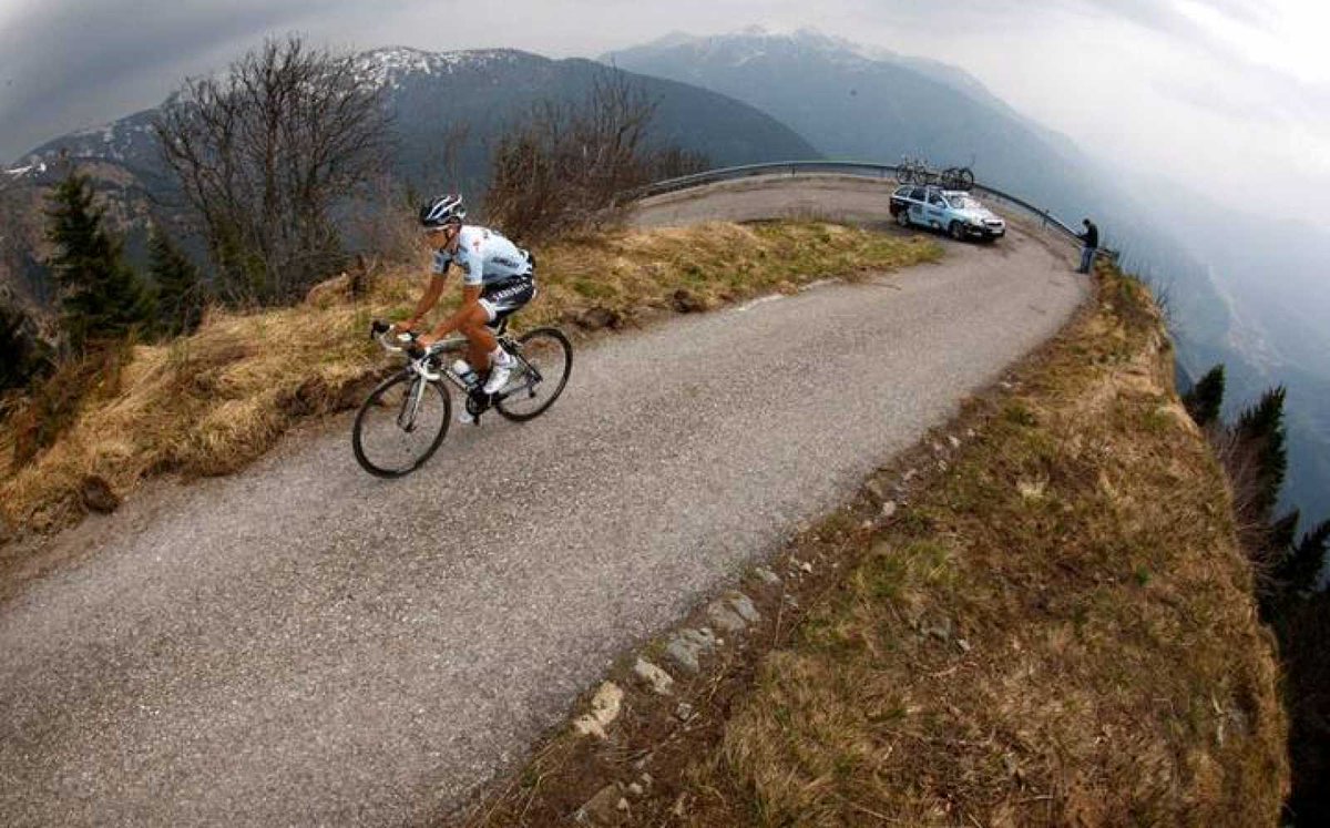 amantes_cycling's tweet photo. Bombazo desde Italia  para el Giro 2020, parece que vuelve en polémico monte crostis a competición para la penúltima etapa con sus terribles 14 km al 10,2% y sus posteriores 8 km de sterrato sería una de las etapas más duras que se recuerdan con final en   Lussaria (7 km al 13%) https://t.co/r1tNJKD4OL