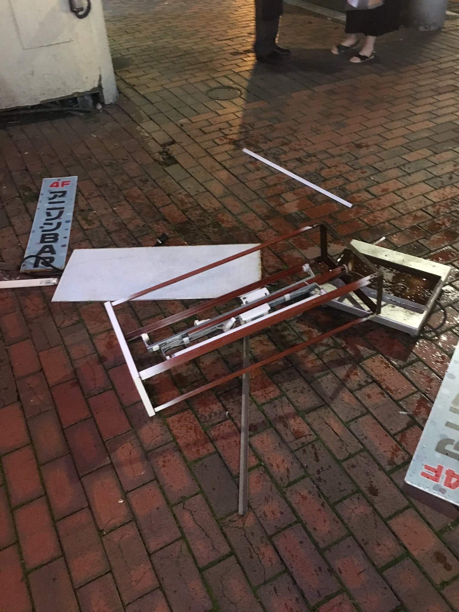 アニソンbar ドレミドロップ 大事な大事な看板が 恐い方々の喧嘩に巻き込まれて死にました アニソンbar ドレミドロップ 大事な大事な看板が 恐い方々の喧嘩に巻き込まれて死にました