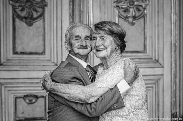 SaraivaKeith's tweet photo. O amor dos meus avós é a coisa mais linda desse mundo. Essa semana infelizmente Deus o chamou para junto Dele.
Ele se despediu dela dizendo que só a morte mesmo seria capaz de separá-los. Mas pode deixar vovô, nós vamos cuidar dela pelo senhor 🖤 https://t.co/1xRLjaa4JW