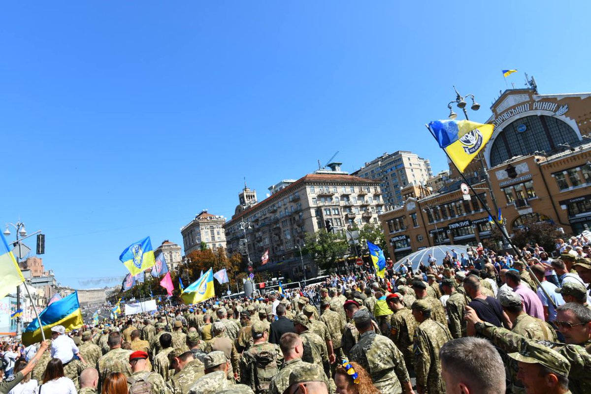 На #маршахисників України зібралось більше 15 тисяч людей. Це був найбільш емоційний та видовищний захід. Військові та цивільні об'єднані любов'ю до своєї країни. ♥️🇺🇦
#ДеньНезалежності #деньнезалежностіукраїни #ЗСУ