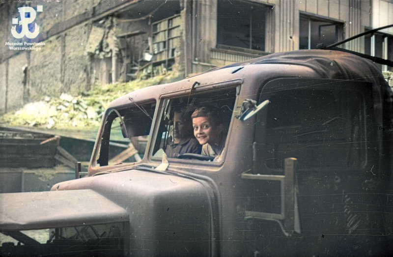 Śródmieście Północne. Dwóch chłopców w szoferce zniszczonej ciężarówki. W tle fragment kamienicy Glassa przy ul. Kredytowej 6. Zdjęcie ze zbiorów Muzeum Powstania Warszawskiego autorstwa Eugeniusza Hanemana #powstaniewarszawskie #warszawa #powstanie44