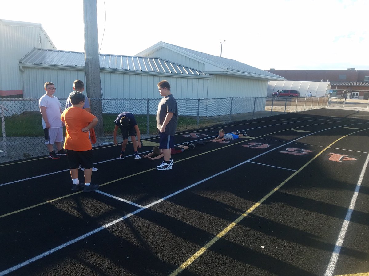 amhamrick1's tweet photo. Team building, who can make the longest line. @Otsego_Grade6 #ojhs #6thscience #6thgrade #teambuilding https://t.co/kJIQtHJRou