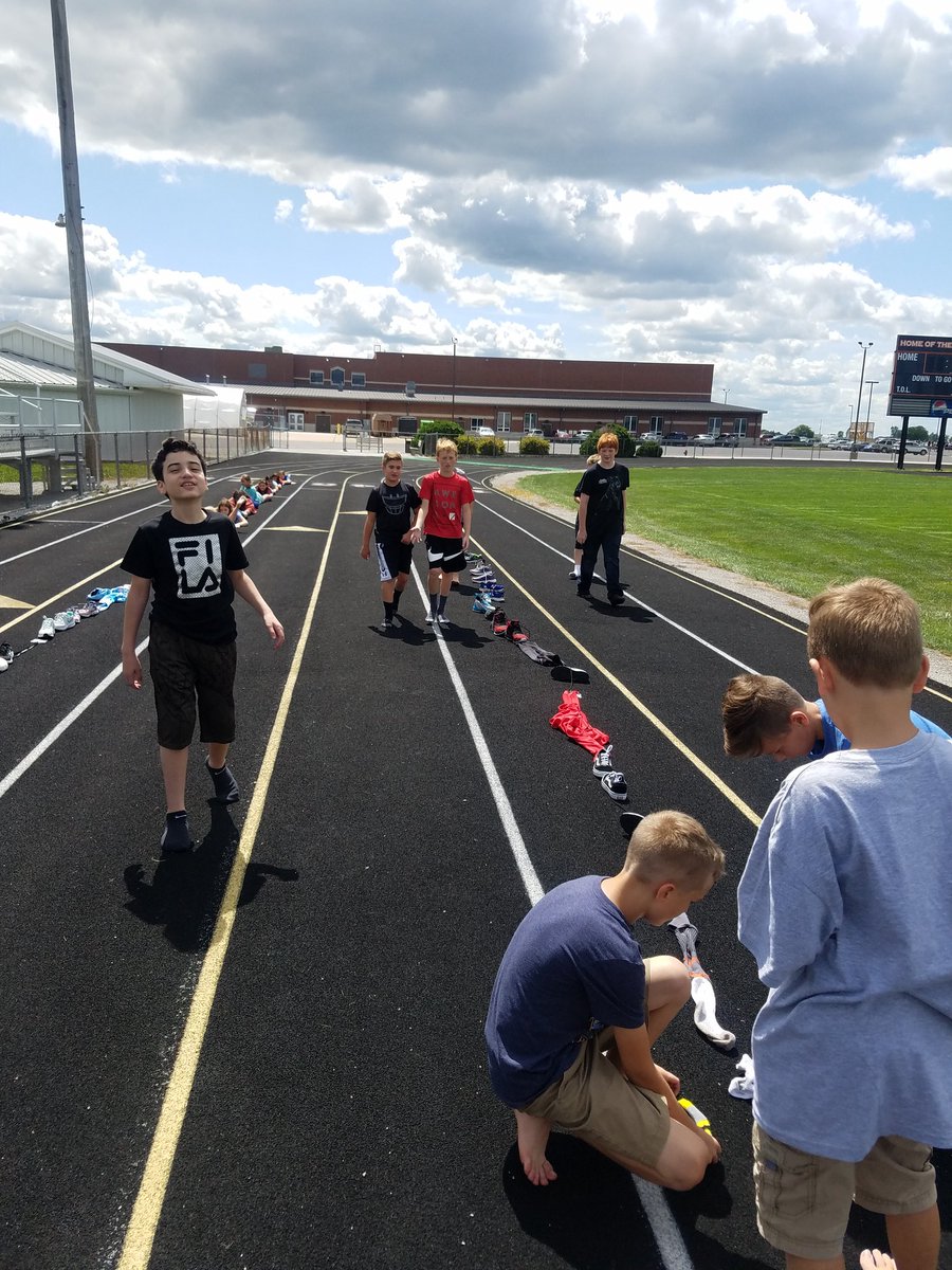 amhamrick1's tweet photo. Team building, who can make the longest line. @Otsego_Grade6 #ojhs #6thscience #6thgrade #teambuilding https://t.co/kJIQtHJRou