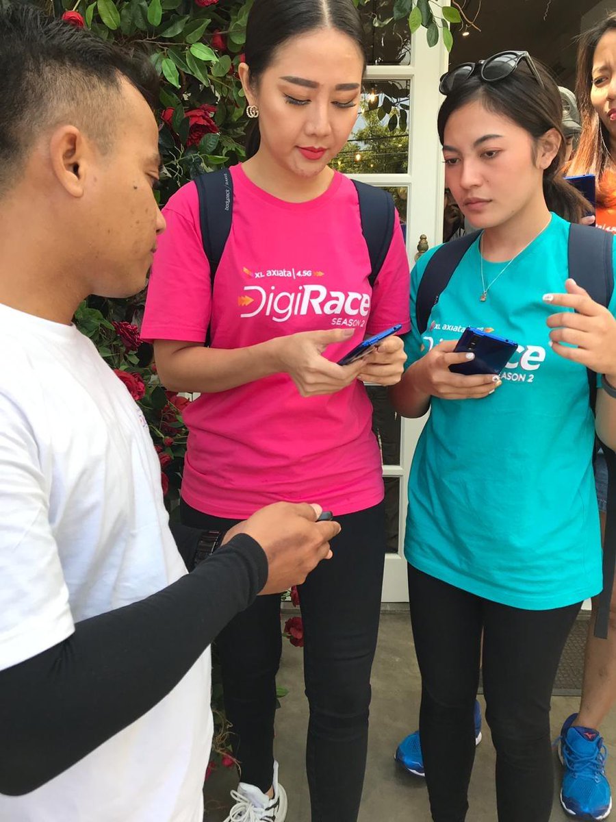 XLSMART's tweet photo. @myXLCare Mencari petunjuk untuk menuju ke challenge pertama di kota Surabaya. Masing-masing tim akan mendapatkan 2 challenges yang harus diselesaikan dalam waktu yang disediakan. Yuk ikuti terus #XLAxiataDigiRace 2! https://t.co/U7NcTumOKW