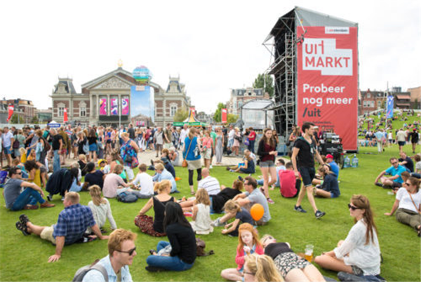 Sluit de #zomervakantie af met een knaller! Bezoek de #Uitmarkt op 25 aug en geniet van #voorstellingen, #optredens, #workshops en...  ow.ly/ScQb50vEkz0 #uitmarktjunior #museumplein #leidseplein