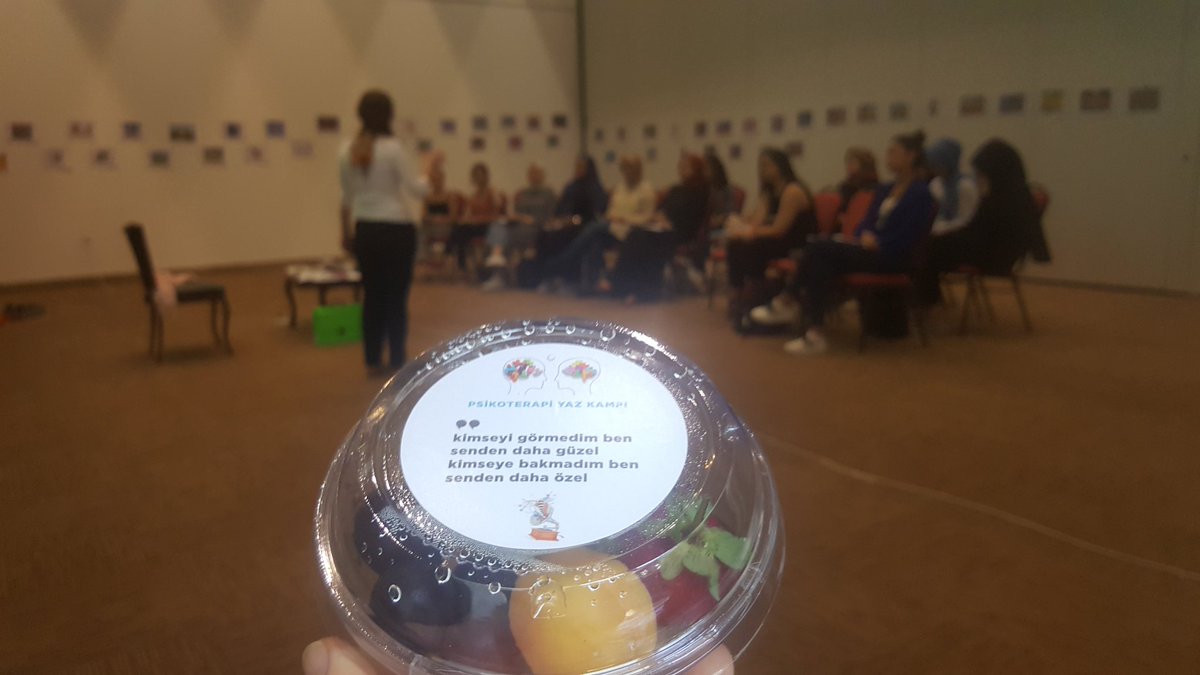 PsikoterapiTR's tweet photo. Çocuklarla Narrative Terapi atölyemiz Gülce Nur Dinçer'in sürpriz etkinlikleri ile devam ediyor.
Katılımcılar Zoom etkinliği ile resimli hikayeleri anlamlı bir bütün şeklinde sıraladı.
#PsikoterapiYazKampı
#narrativeterapi https://t.co/186bFL0plz