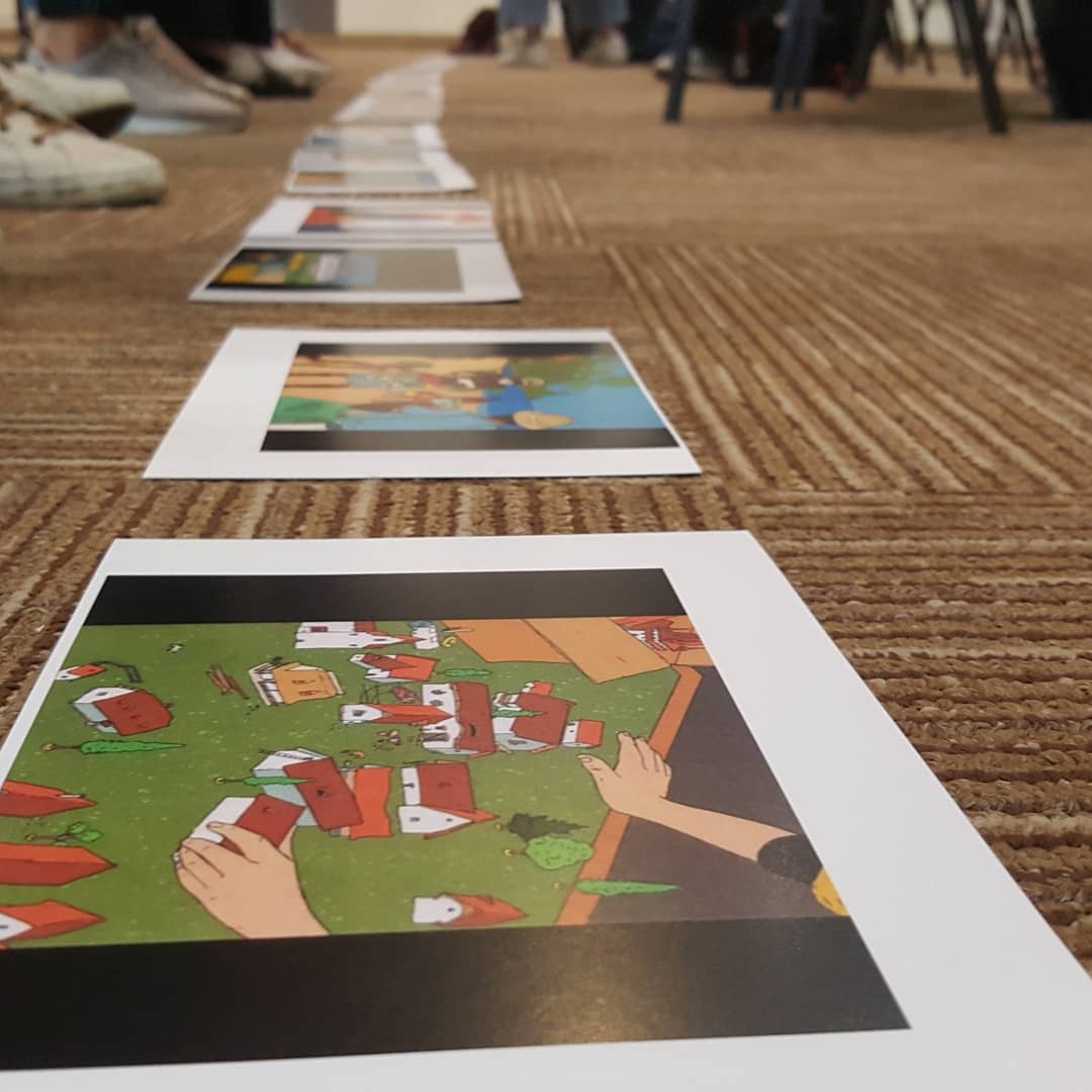PsikoterapiTR's tweet photo. Çocuklarla Narrative Terapi atölyemiz Gülce Nur Dinçer'in sürpriz etkinlikleri ile devam ediyor.
Katılımcılar Zoom etkinliği ile resimli hikayeleri anlamlı bir bütün şeklinde sıraladı.
#PsikoterapiYazKampı
#narrativeterapi https://t.co/186bFL0plz