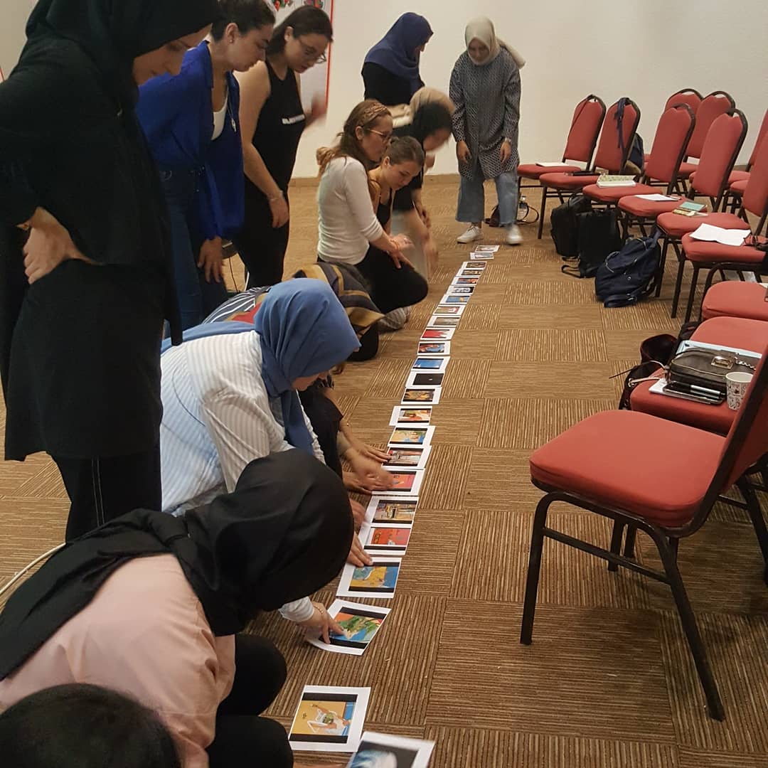 PsikoterapiTR's tweet photo. Çocuklarla Narrative Terapi atölyemiz Gülce Nur Dinçer'in sürpriz etkinlikleri ile devam ediyor.
Katılımcılar Zoom etkinliği ile resimli hikayeleri anlamlı bir bütün şeklinde sıraladı.
#PsikoterapiYazKampı
#narrativeterapi https://t.co/186bFL0plz