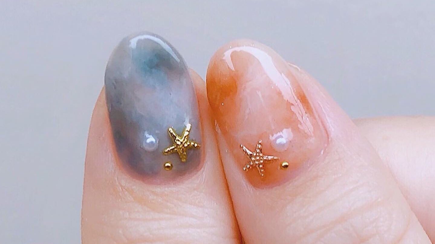 Twitter 上的 まよ セルフネイル タイダイニュアンスネイル 珍しくアシメにした W ฅ カラーは秋でパーツは夏 もう8月も終わるね セルフネイル Selfnail ジェルネイル セルフジェルネイル ジェルミーワン タイダイネイル