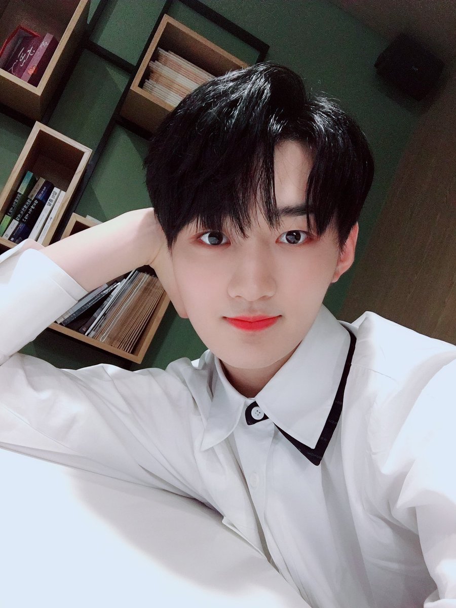by_verivery's tweet photo. [#용승]
베러랑 카페오면 이런느낌이려나😌
헤헷 설렌다❤️❤️❤️
#베리베리 #VERIVERY #베러 #VERRER #언제한번 #카페 #같이가요 #난식혜 #베러는? https://t.co/UmtXhKndrz