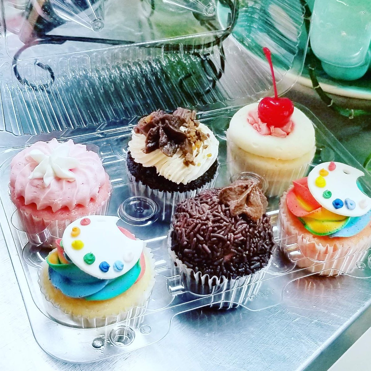 Get your Summer six-pack before summer is over! 

6 variety cupcakes for ONLY $9.96. That's a $14.44 value! 

Open 10-8 PM. #summersixpack #justeatthecake #downtownpittks #gopittks