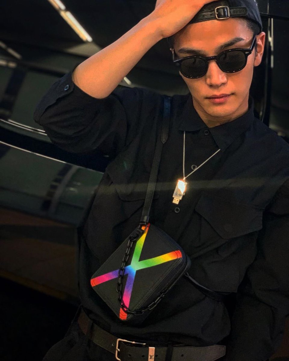 岩田剛典 愛用 ルイヴィトン ロゴ タヌーブ メッセンジャー ヴァージル