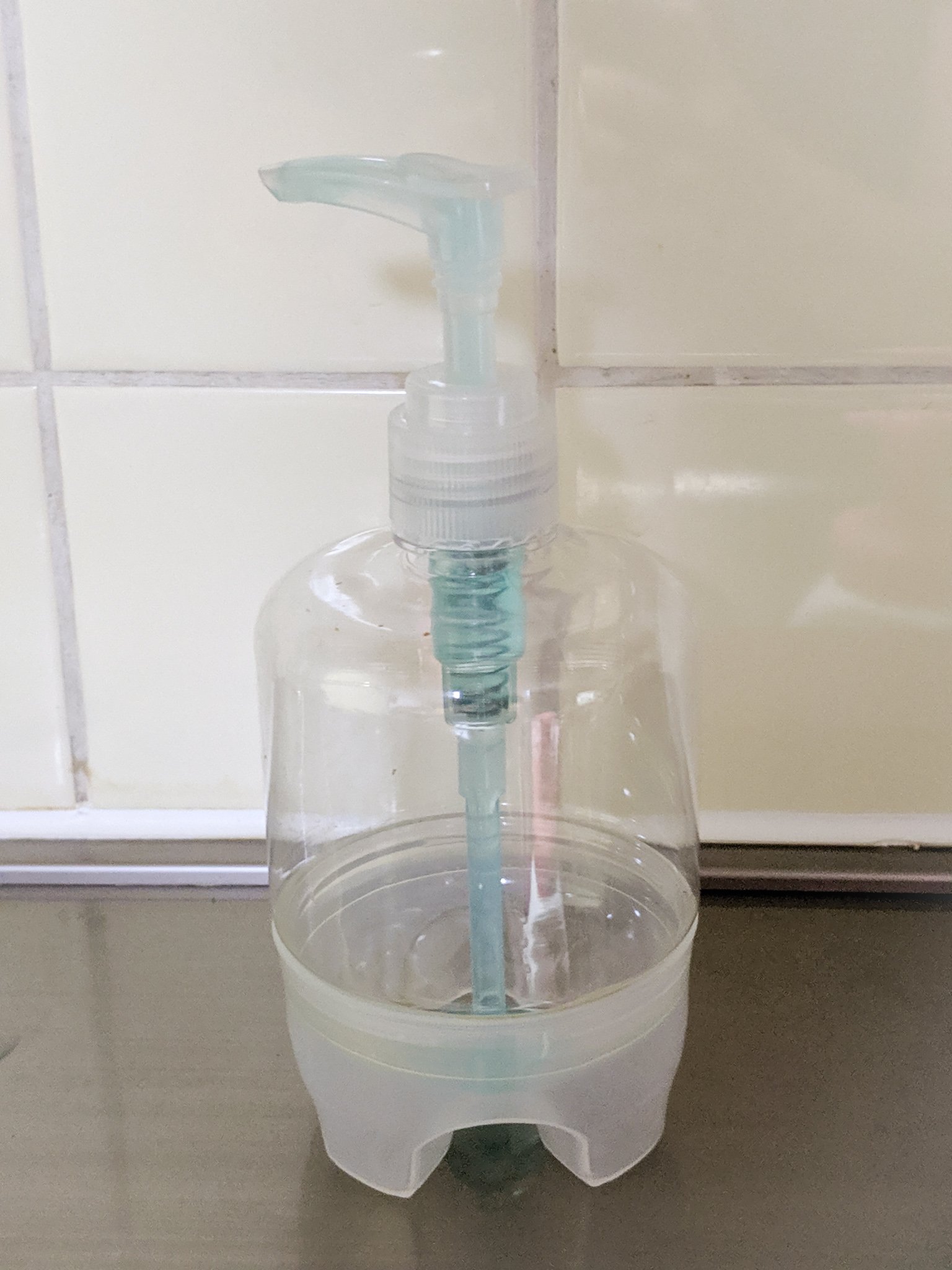 Yuki Sakata 食器用洗剤をダイソーで買ったボトルに詰め替えて使ってたんだけど これほんといい 底が中心に向かって低くなってて 中身が少なくなってもワンプッシュ で変わらず1回分の量がちゃんと出る これならきれいに使いきれそう シャンプーとかの