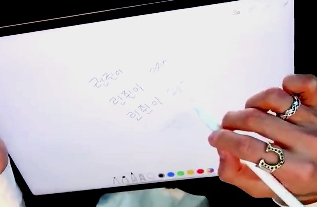 หมดยุคเขียนชื่อคนที่ชอบลงสุด หนังสือเรียนแล้วนะ ทุกววันนี้ต้องเขียนลงไอแพด
#noren