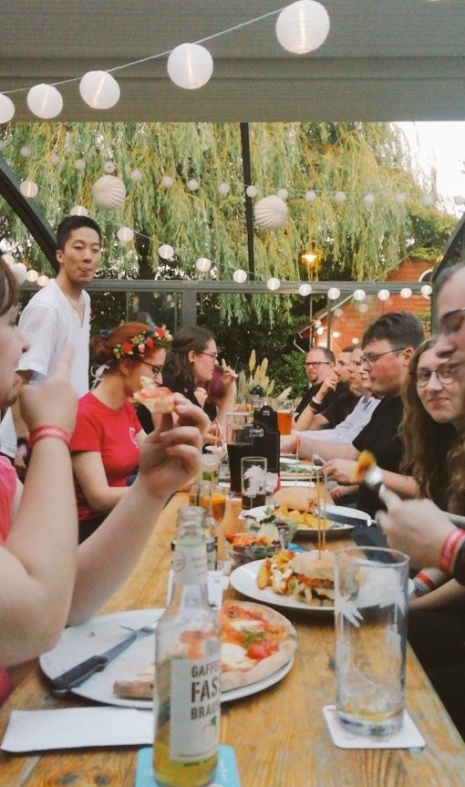 StreamHow_DE's tweet photo. Das Streamhow-Team bedankt sich bei allen die gestern Abend da waren!
Schön das so viele da sein konnten und gute Laune mitgebracht haben.
Wir hatten einen wunderschönen Abend und nette Gespräche. Ihr hoffentlich auch 😊
Bis nächstes Jahr ☝️
#gamescom2019 #streamhowde https://t.co/AmjPk3FjxO