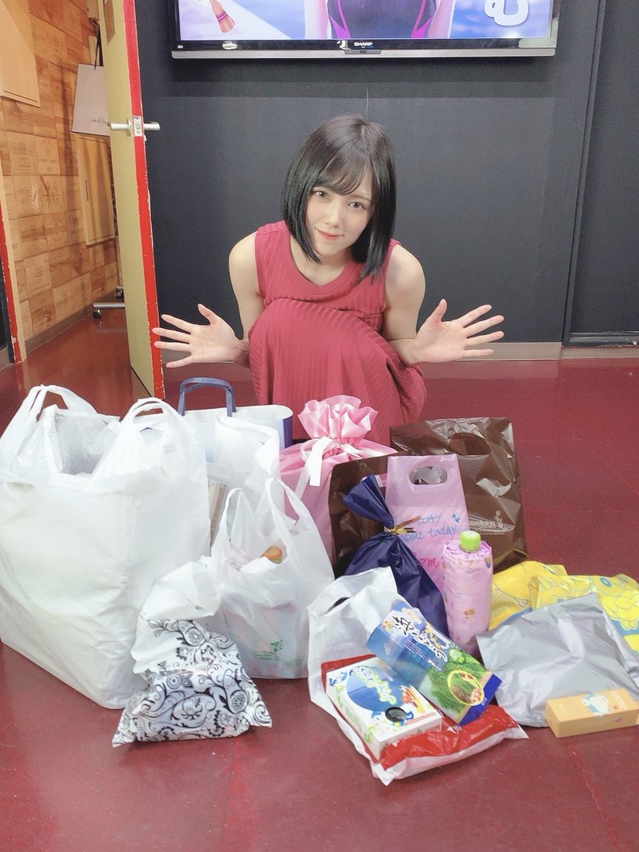 プレゼントも本当に沢山ありがとうございます🥺ワッフルもぐもぐしながら１つずつじっくり開封してます！！私は幸せものだぁ〜🥰🥰 https://t.co/ZSQqOpDijj