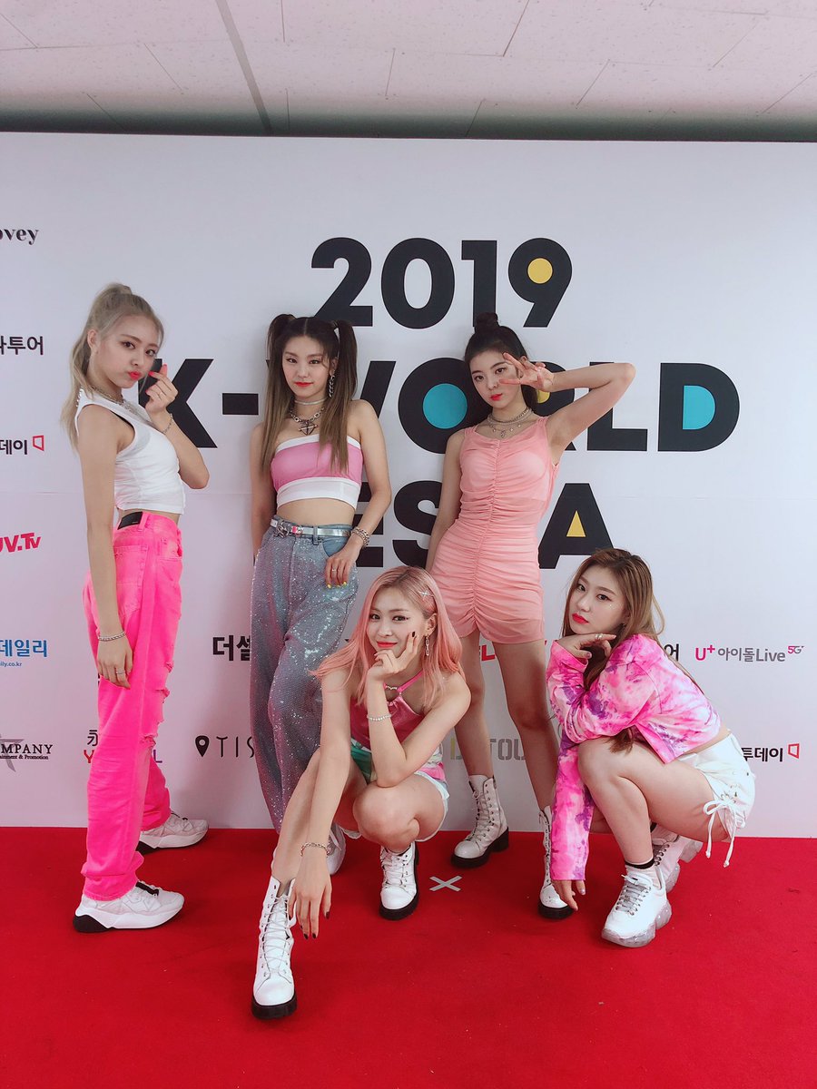 ITZYofficial's tweet photo. ITZY와 MIDZY를 일주일에 세 번이나 만나게 해 준 2019 K-WORLD FESTA❤️
셀럽티비 라이브쇼, SOBA 어워즈 그리고 폐막식까지 행복했어요✌️ 고마워요💕

#ITZY #있지
#ITzICY #ICY
#MIDZY #믿지 https://t.co/tm0f5GB0oy