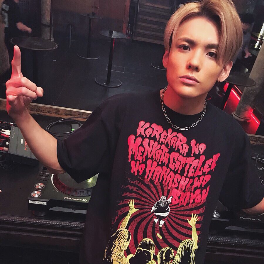 コロナナモレモモ 、DANGER×DEERの中の人が本店Tシャツ着用モデルをし