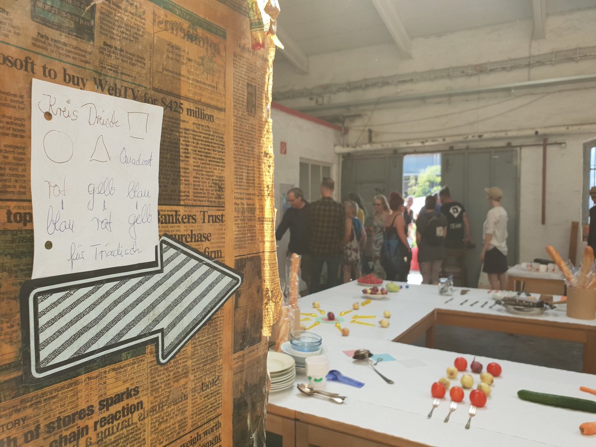 KaiWargalla's tweet photo. "Was ist schon ein Busbahnhof gegen das, was die Menschen hier erschaffen" - die Künstlerinnen und Künstler, die Kulturschaffenden und Kreativen hier am Güterbahnhof. Ein einzigartiger Ort in Bremen, den es zu langfristig erhalten gilt. <3 #SupportYourSubort #GBopen #Bremen https://t.co/kZYdiiQGmT