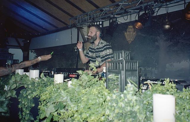 A mi me pasan esto y yo lo subo. ⠀⠀⠀⠀⠀⠀⠀⠀⠀
📷 <a href="/itsarubitch/">Aru Sánchez Albornoz</a> (Foto con cámara de estas que luego tienes que llevar un rollo  a una tienda para verlas. Y sin filtro ni nada. Cruda, como la vida misma) ift.tt/2PaaDmI