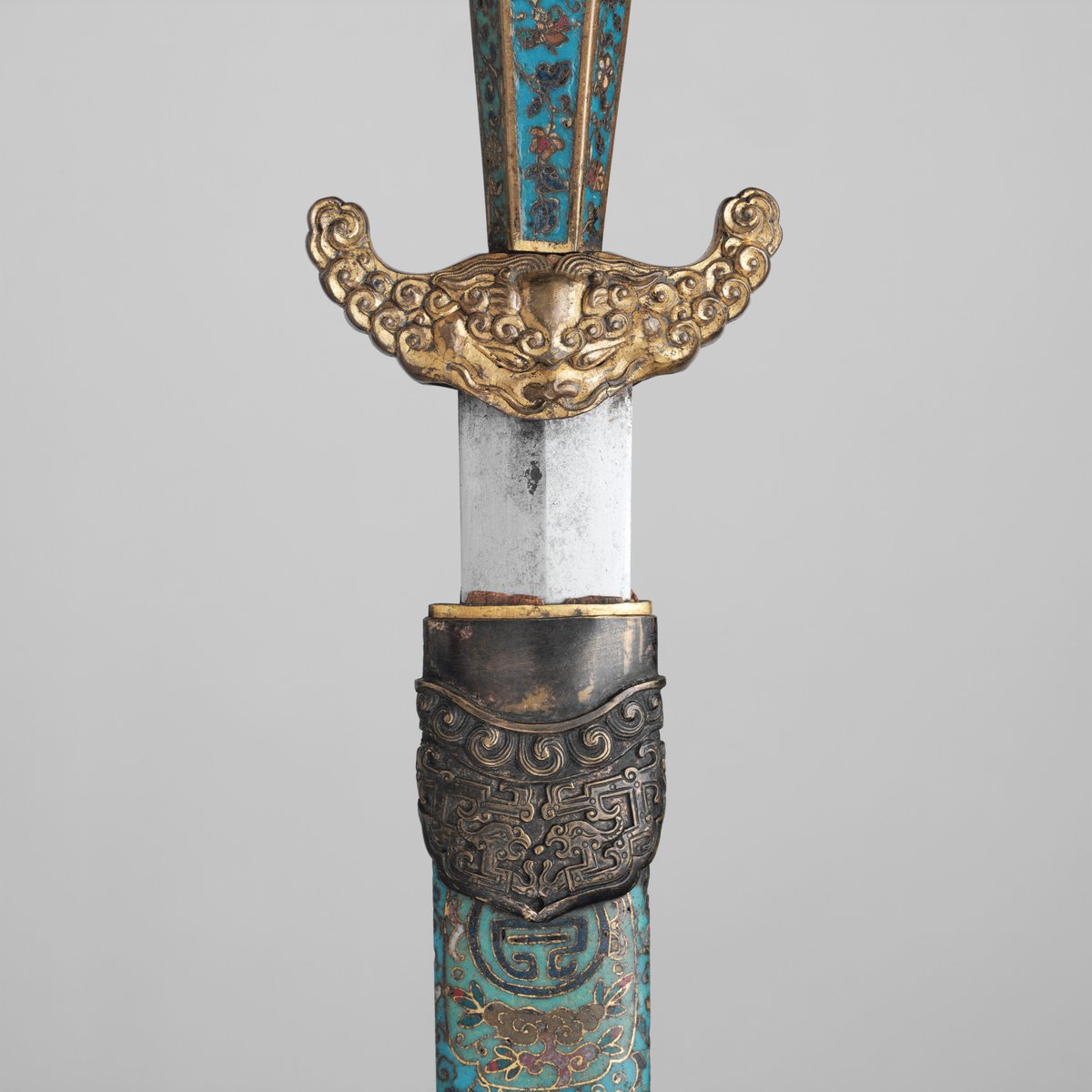 中国武具刀剣bot 清剣 17世紀 清朝時代の剣と鞘の作例 全長 3cm ニューヨークメトロポリタン美術館所蔵 拵には一面琺瑯加工が施され 龍と草花が緻密に描かれている T Co Kcalvyeazj 中国武具刀剣bot 清剣 17世紀 清朝時代の剣と鞘の作例 全長 3cm ニューヨークメトロポリタン美術館所蔵 拵には一面琺瑯加工が施され 龍と草花が緻密に描かれている T Co Kcalvyeazj