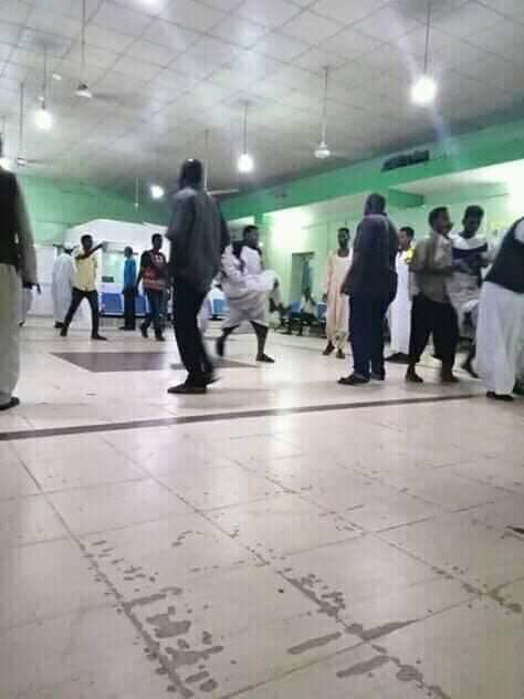 salma1siddig's tweet photo. عاااااجل 

القوات الأمنية عاجزة تماما عن السيطرة والسلاح منتشر في أيدي المتنازعين
الموقف حتى الآن:
-حتى الآن حسب مصادر  26 قتيل
-استمرار مداهمة المنازل 
-استمرار حرق المنازل
-استمرار حرق الناس وهم  أحياء
-عند اطلاق النار من الطرفين الجيش ي��سحب لتبرئة زمته من القتل
#بورتسودان_تنزف https://t.co/eFtlstSWjt