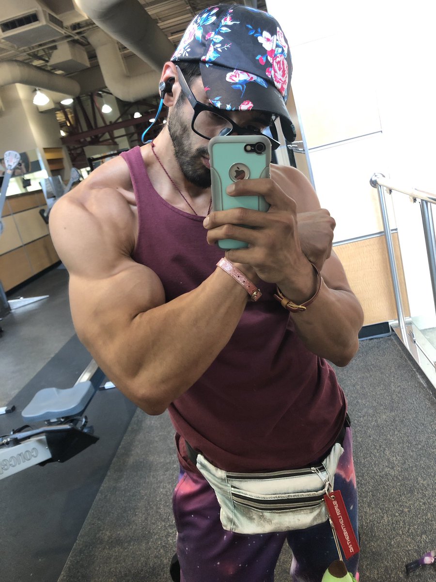 KawaiiBroCos's tweet photo. I want my arms to be big enough to put the whole ass Earth in a choke hold https://t.co/skXuD9ZOnI