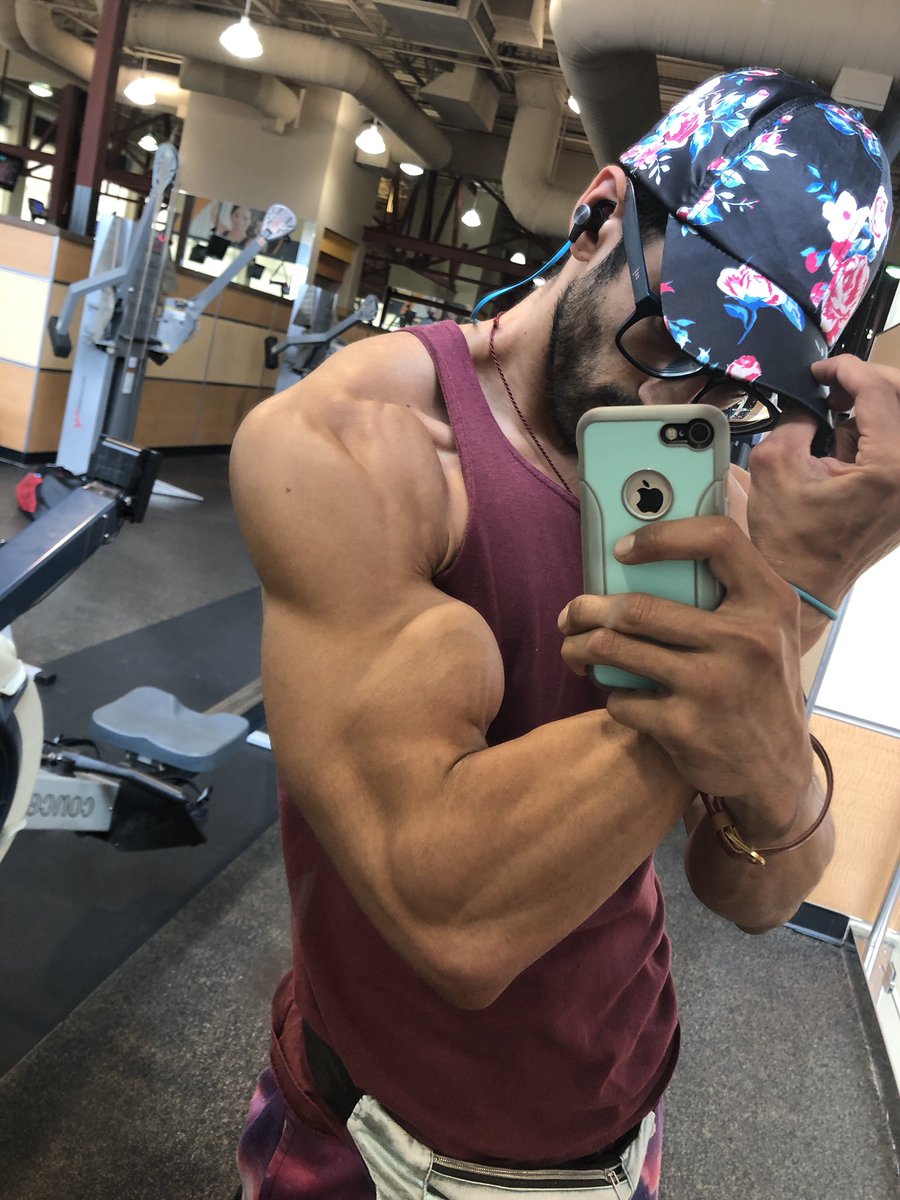 KawaiiBroCos's tweet photo. I want my arms to be big enough to put the whole ass Earth in a choke hold https://t.co/skXuD9ZOnI