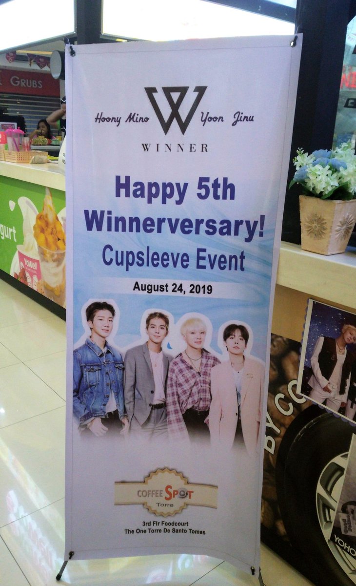 maetamongssi's tweet photo. thank you @CoffeeSpotTorre for the cupsleeve event and @starlecks for the photocards! 💙✨
#Happy5thWinnerversary #5YearsWithWinner https://t.co/X0y1EjGKYV