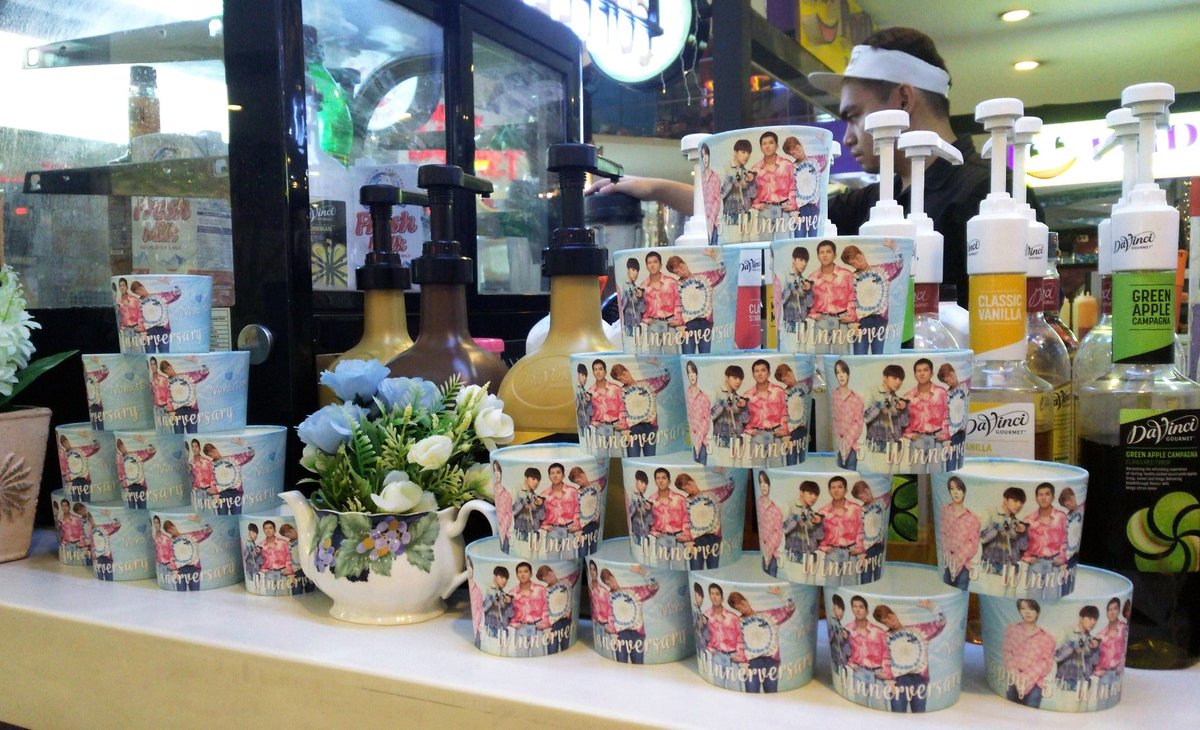 maetamongssi's tweet photo. thank you @CoffeeSpotTorre for the cupsleeve event and @starlecks for the photocards! 💙✨
#Happy5thWinnerversary #5YearsWithWinner https://t.co/X0y1EjGKYV