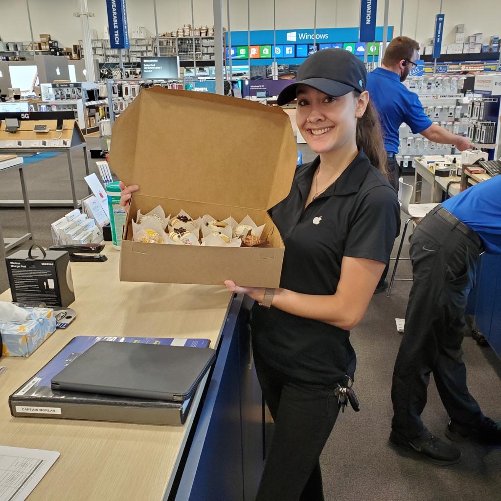 kosmichkb1's tweet photo. Sugar sweet cupcakes for BB 21 in Coralville. Team can always use a pick me up on launch day #SamsungEvent #SprintOwnsNR #Note10launch. @JWeav11 @kimwhite4 @mmcmahon09 https://t.co/MqwzXBXYYG