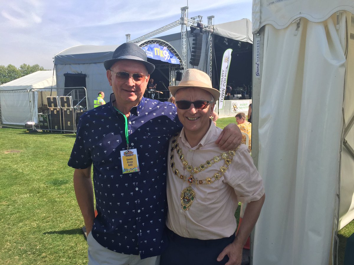 dezkay1's tweet photo. With the Town Mayor of Aylesbiury Mike Smith who loves his music. @aylesburytc #ParkLifeWeekend #LIP19 https://t.co/TK2qIZNnuX