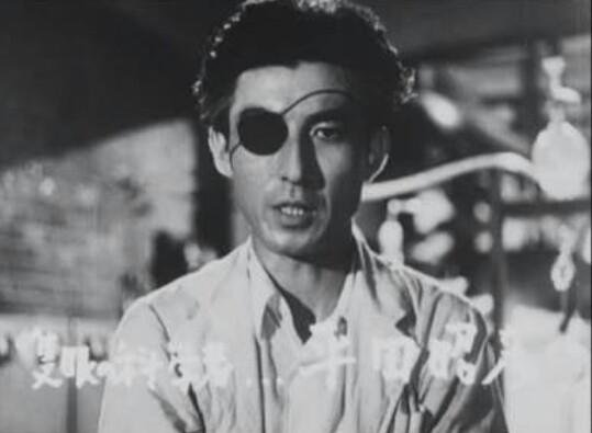 ট ইট র 彗星恐竜 芹沢大助 ゴジラ 太平洋戦争で傷を負った隻眼の科学者 原水爆を超えるオキシジェンデストロイヤーを作り上げてしまったことを苦悩する確かな倫理観と そんな発明の存在と性能を意中の女性につい見せてしまう人間味がポイント 海中で