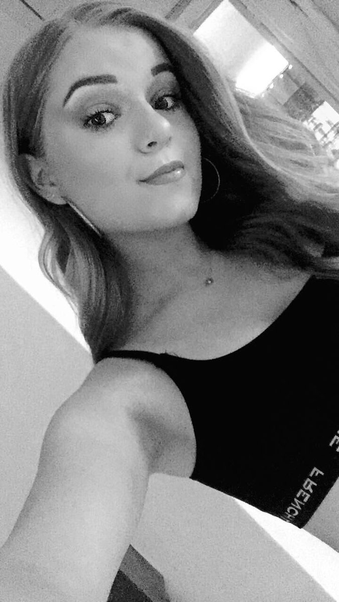 charlet_bond's tweet photo. I’m wearing a black shirt, tied at the front, and shorts. Too much make up and cat ears!! 😂🙈 Pls come say hi if you see me ! ❤️#SweetenerTourAmsterdam https://t.co/3iUt0XQyFB