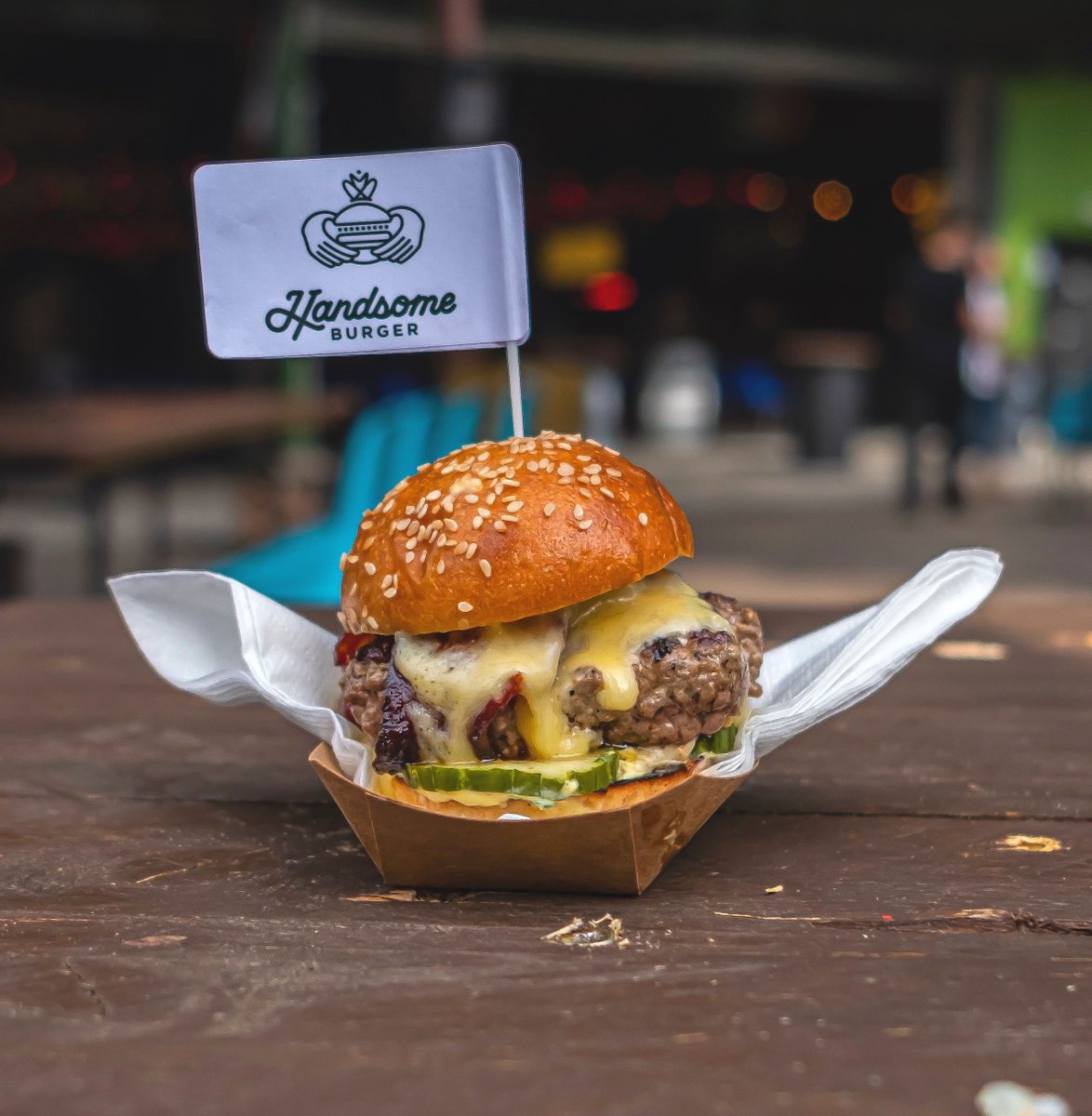StreetFeastLDN's tweet photo. You're looking at a RECORD BREAKER. Ireland's @handsomeburger, serving in London for the first time, sold 870 of their Deal Breaker burgers at #Bundance on Thursday night – no one has EVER beaten that at one of our #NationalBurgerDay parties. https://t.co/i2jKmmSvTB