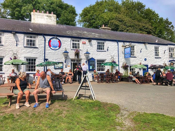 Cracking hot day at #shipinnredwharfbay I spoke to Neil the owner and he said it was bonkers busy 😁👍 #oldeworldepub #anglesey #redwharfbay