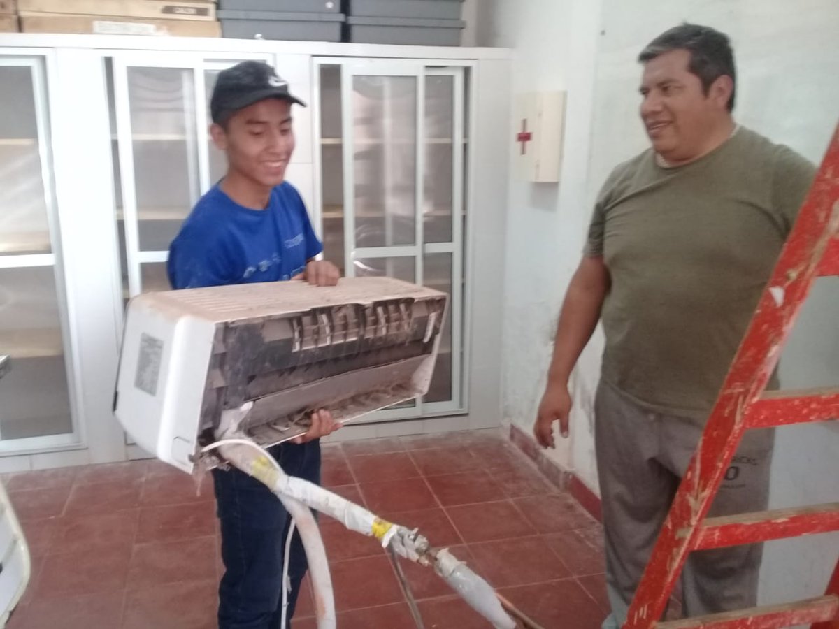 3143_e's tweet photo. Alumnos del 1ro al 4to año del CS y docentes del Taller de E.E.T 3143 capacitandose en reparación y mantenimiento de Aires Acondicionados en los equipos escolares. Capacitador e insumos financiados por la empresa #Tecpetrol #PlandeMejoras @DiegoDiegolomo @CienciaTecSalta https://t.co/sNUE2BpHd1