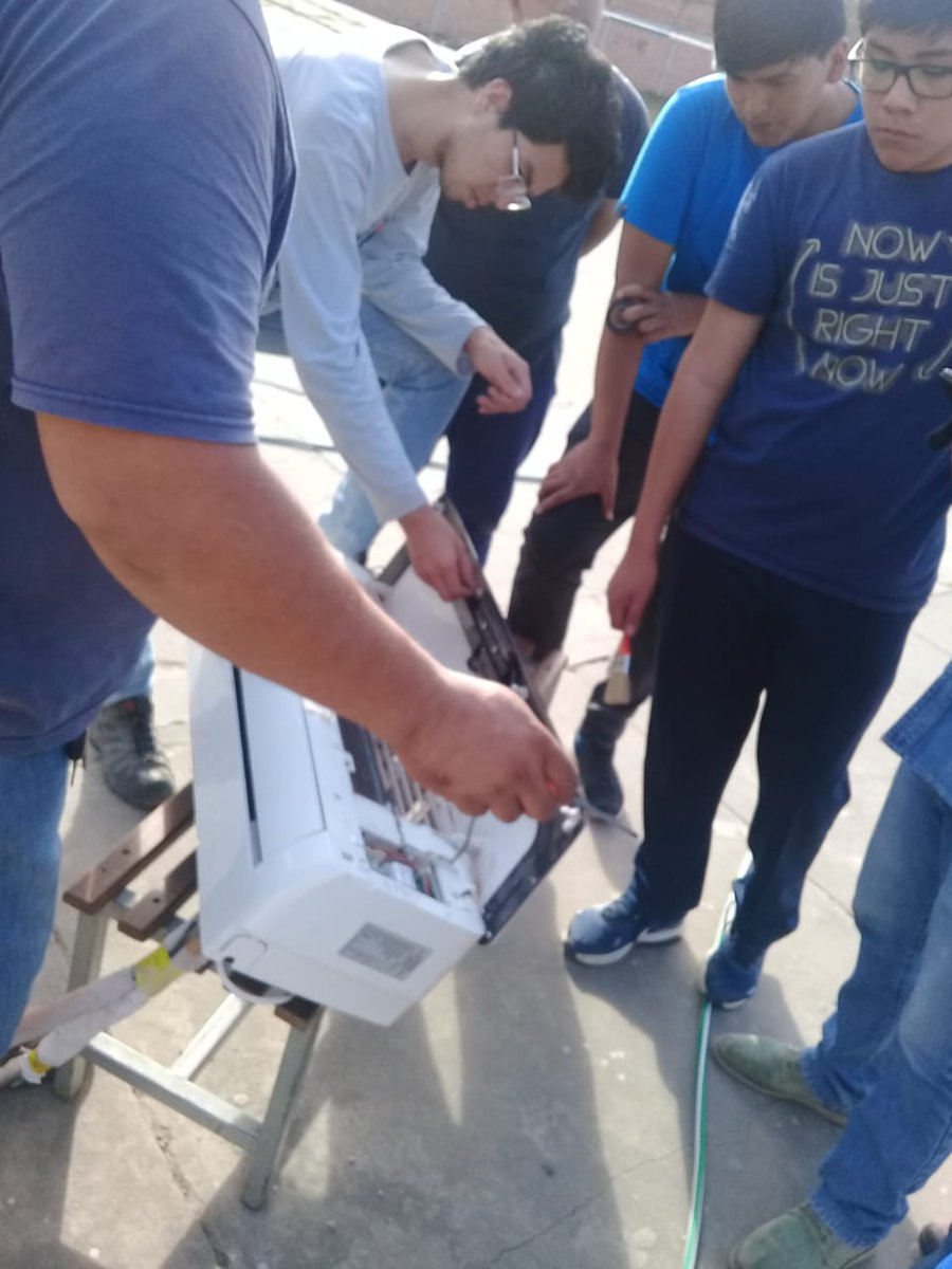 3143_e's tweet photo. Alumnos del 1ro al 4to año del CS y docentes del Taller de E.E.T 3143 capacitandose en reparación y mantenimiento de Aires Acondicionados en los equipos escolares. Capacitador e insumos financiados por la empresa #Tecpetrol #PlandeMejoras @DiegoDiegolomo @CienciaTecSalta https://t.co/sNUE2BpHd1